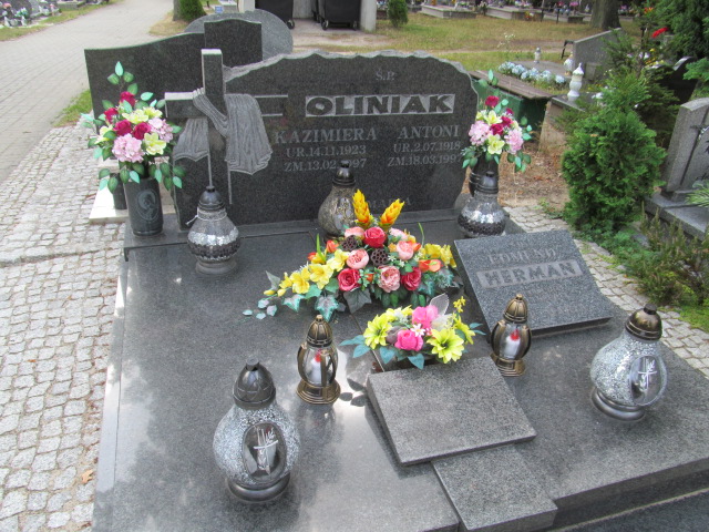 Grób ANTONI OLINIAK